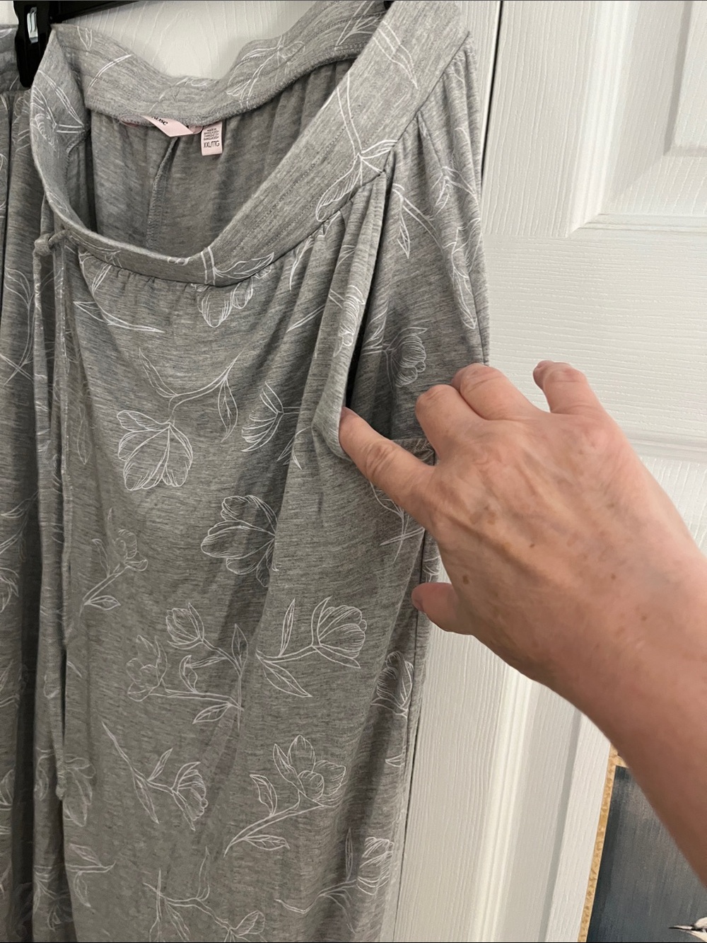 🍎La Vie En Rose Gray Floral Lounge Pants - Picture 3 of 7